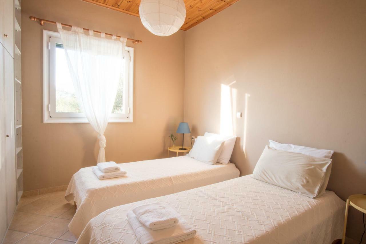 Almond Trees Cottage Divarata 外观 照片