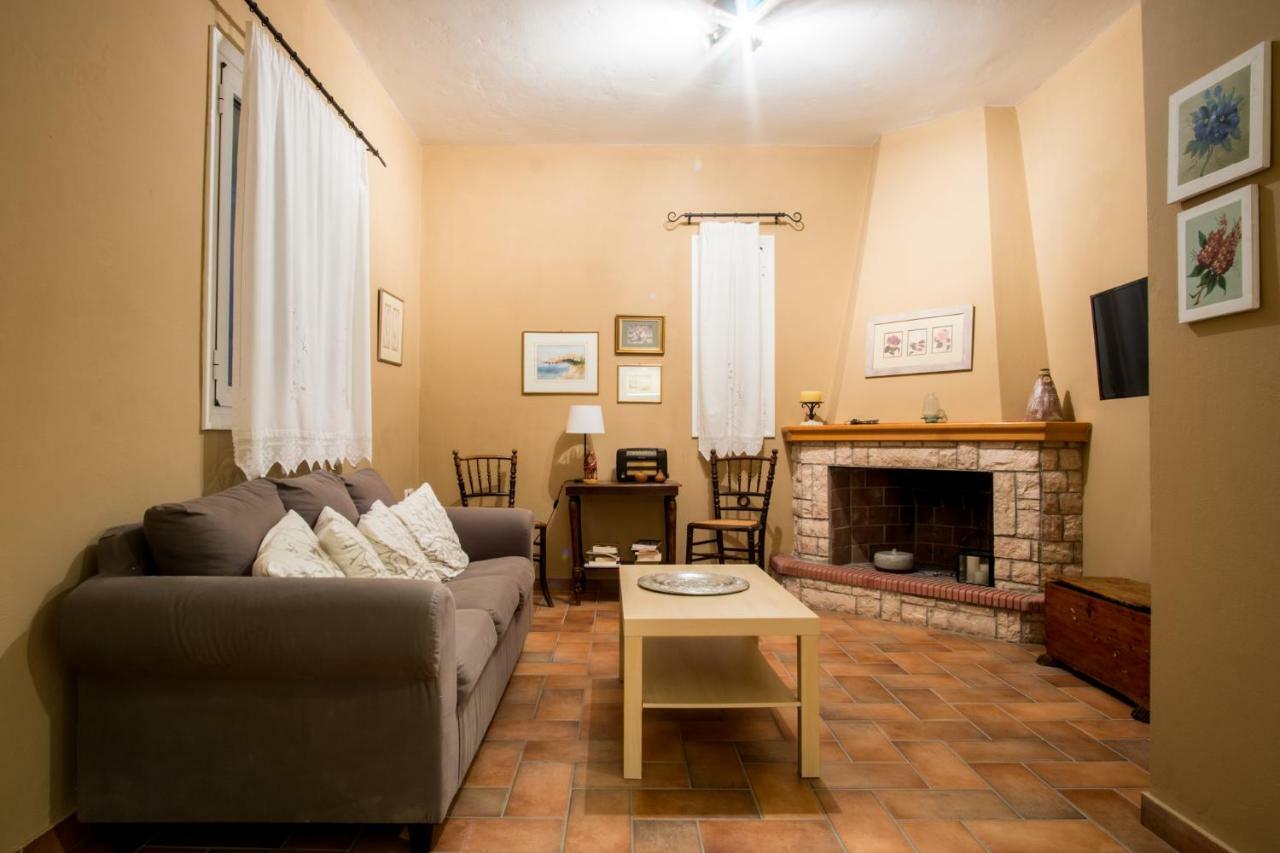 Almond Trees Cottage Divarata 外观 照片